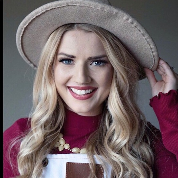 Meet your Posher, Sarah - Picture 1 of 1